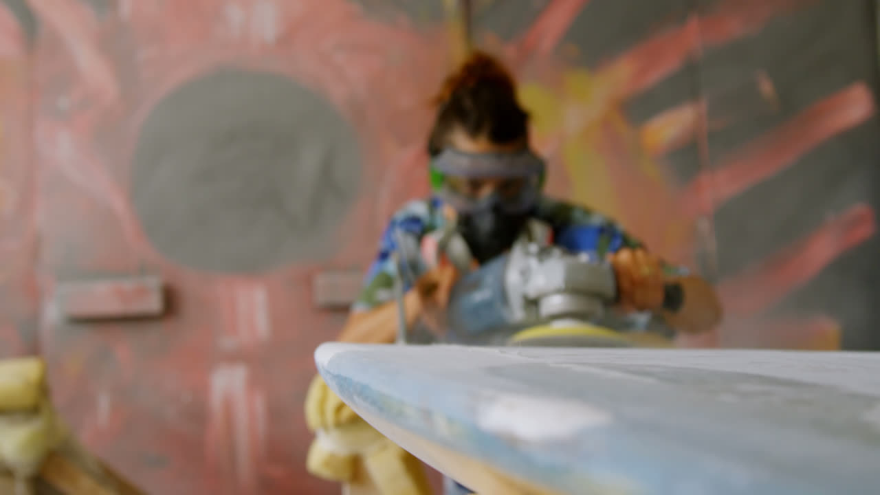 서핑 보드를  ⁇ 는 여자 4k