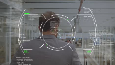 Animación-Del-Procesamiento-De-Datos-Y-Escaneo-Del-Alcance-Sobre-La-Vista-Trasera-De-Un-Hombre-De-Negocios-Hablando-Por-Teléfono-Inteligente