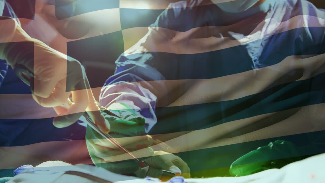 animación de agitar la bandera de grecia contra un equipo de diversos cirujanos que realizan una operación en el hospital