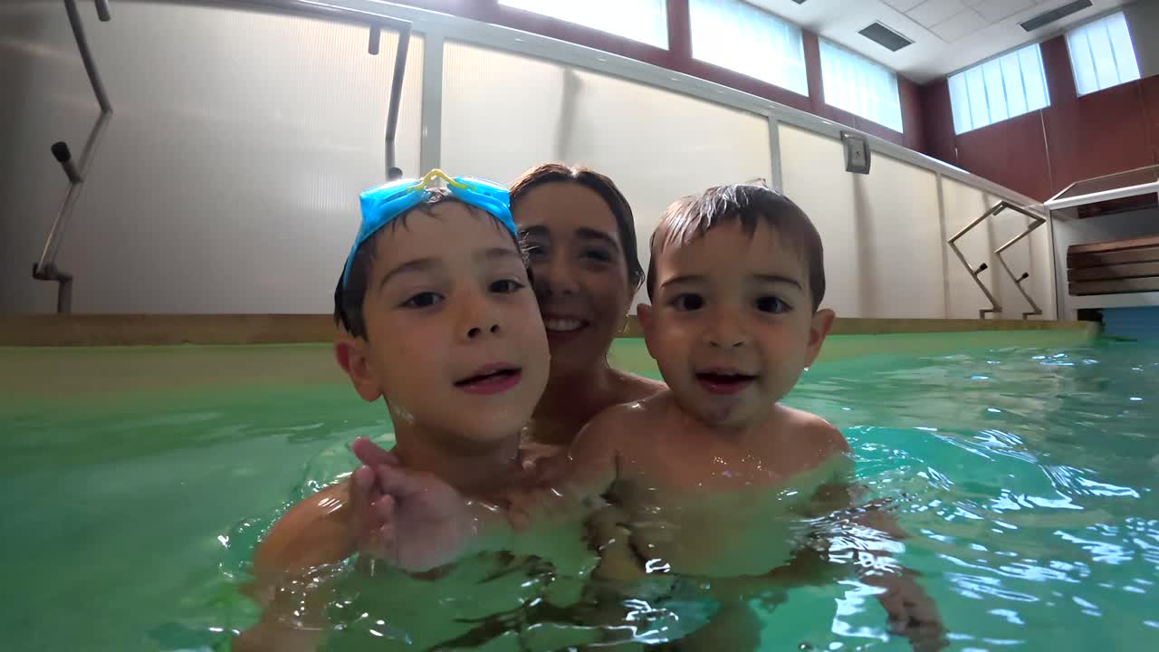 수영장에서 가족 즐거움