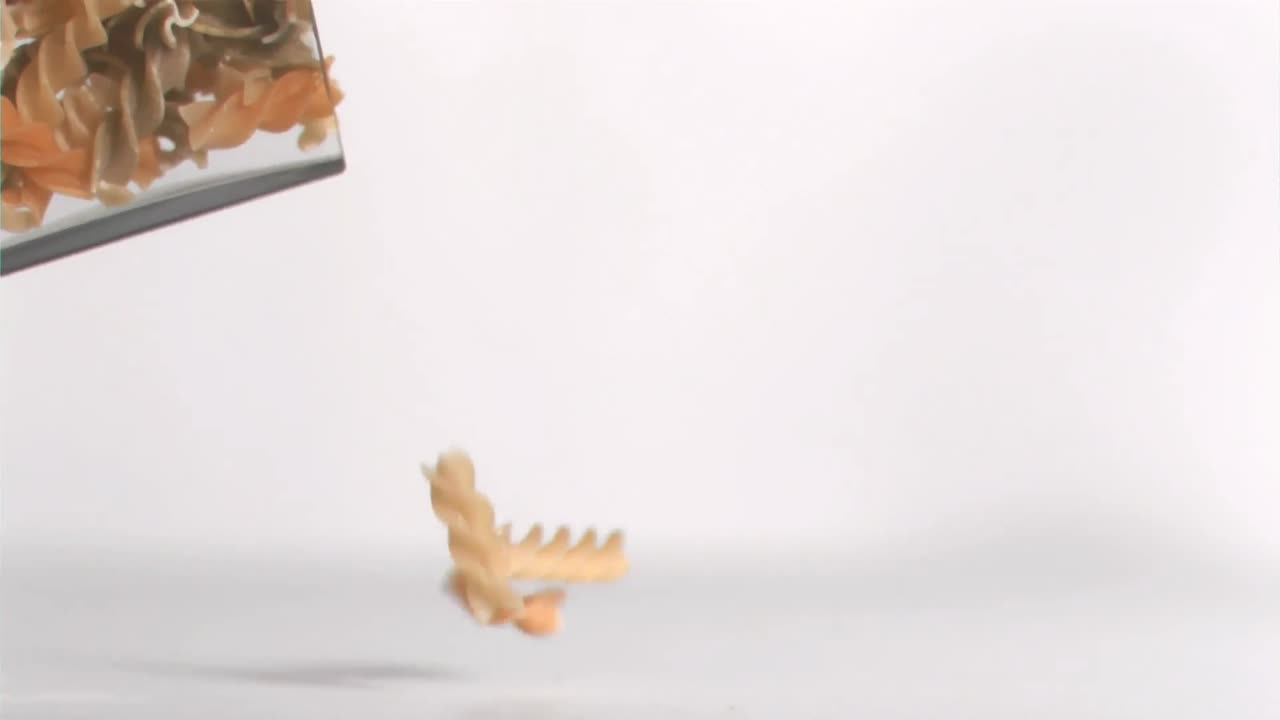 색 바탕에 파스타 위에 보라색 모양의 애니메이션.