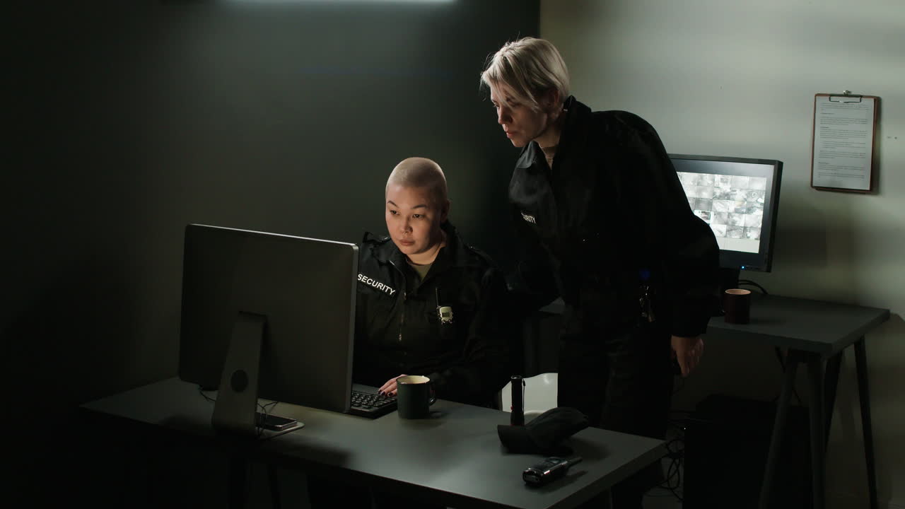 охранники, работающие в комнате