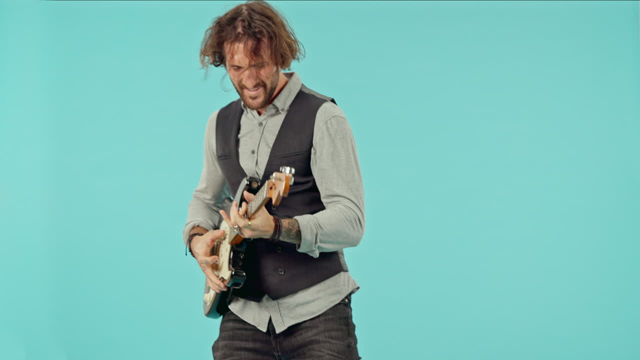 punk, música y guitarra con un hombre en el estudio