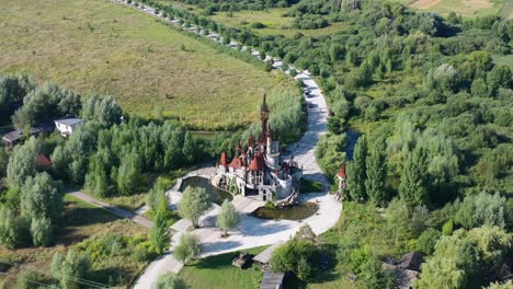 castillo mágico de cuento de hadas en medio de un bosque en el oblast de kyiv ucrania hecho por victoria film studio