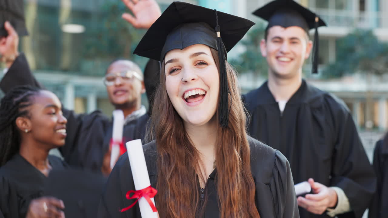 retrato, mujer o amigos por graduación