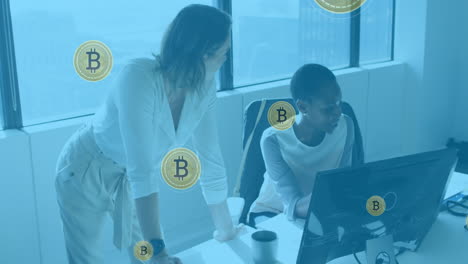 animación de bitcoins sobre diversas trabajadoras que discuten informes en la computadora en la oficina
