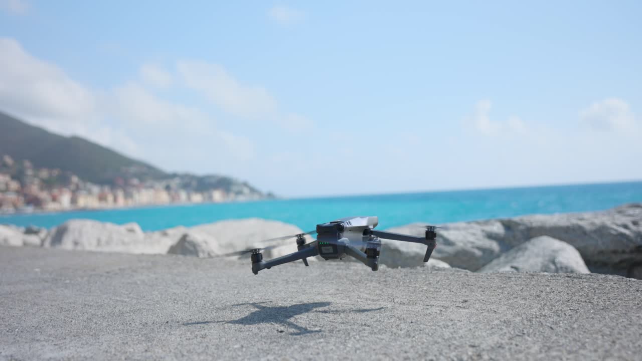비행하는 dji mavic 3 pro 드론이 콘크리트 방파제에 착륙합니다.