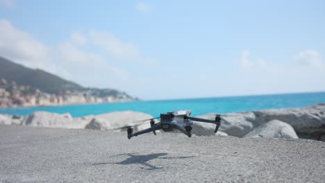 voo de jji mavic 3 pro drone aterrissando em quebra-mar de concreto