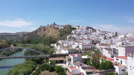 AERIAL---Guadalete-River,-Arcos-de-la-Frontera,-Cadiz,-Spain,-wide-shot-forward