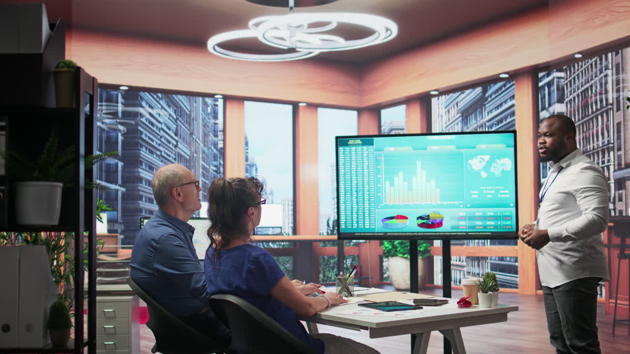 노인 부부는 조언자와 함께 연금 계획 계약 조건을 읽습니다.