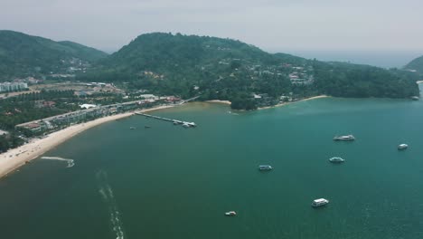 Wunderschöne-Drohnenaufnahmen-Vom-Strand-Von-Patong-Und-Der-Stadt-Patong-In-Phuket,-Thailand