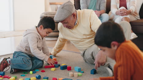 Familia,-Bloques-De-Construcción-Y-Un-Abuelo-Jugando