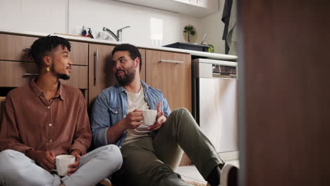 dos hombres hablando en una cocina