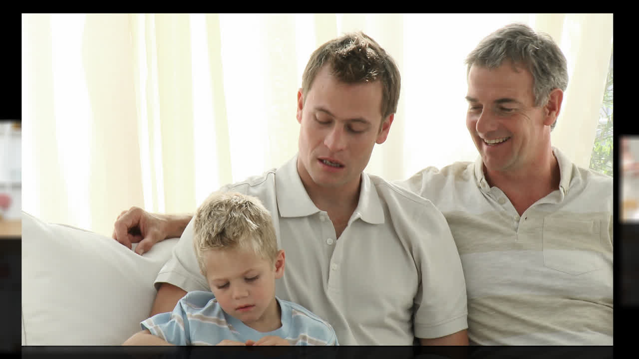 한 가족 의 세대 들 의 재회 를 보여 주는 슬라이더