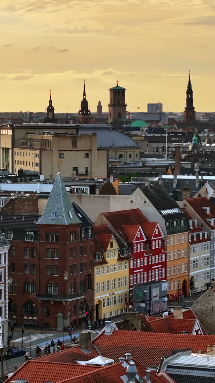 Dronebillede af Nyhavns havnefront, kanal og forlystelseskvarter i København, Danmark om aftenen. Lodret