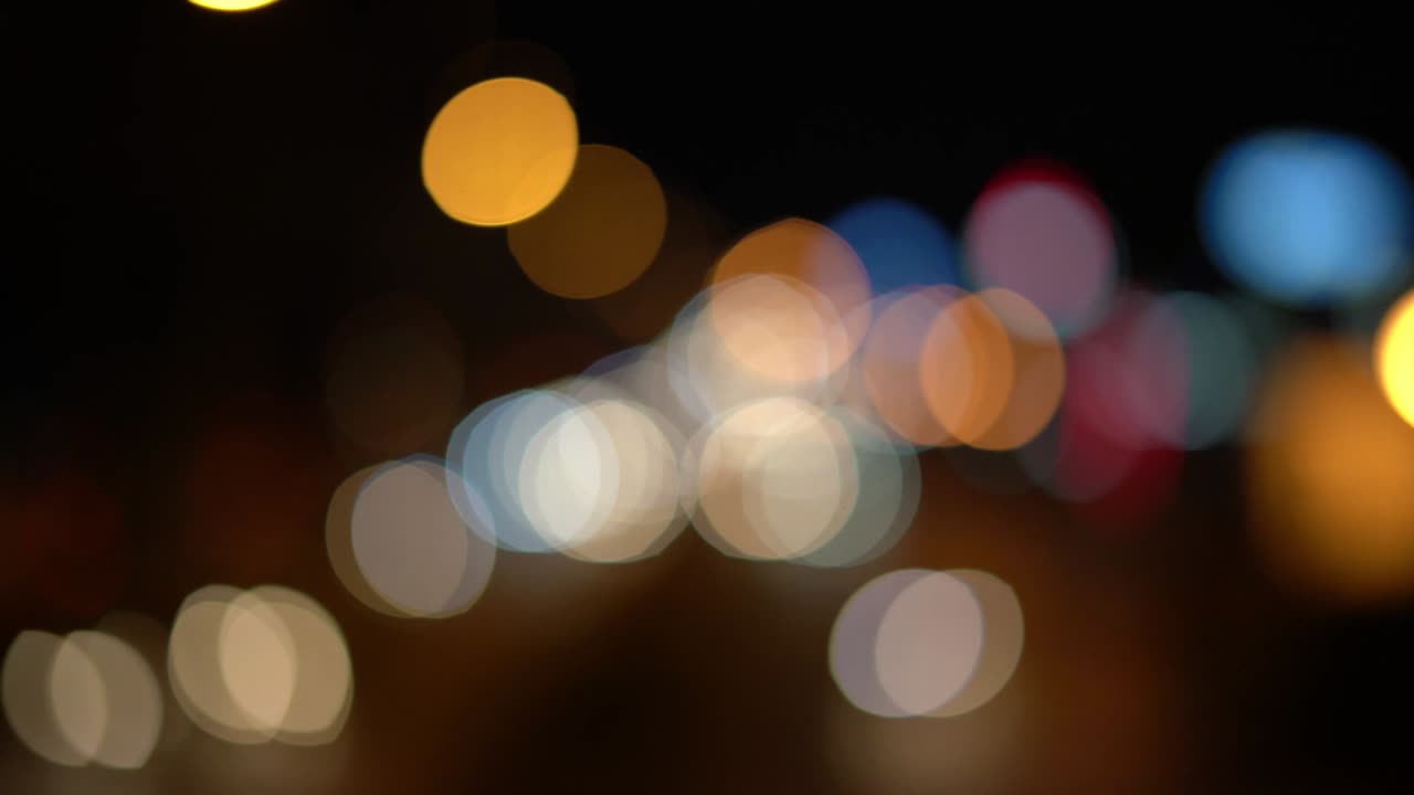 círculo borroso bokeh tráfico en la carretera por la noche