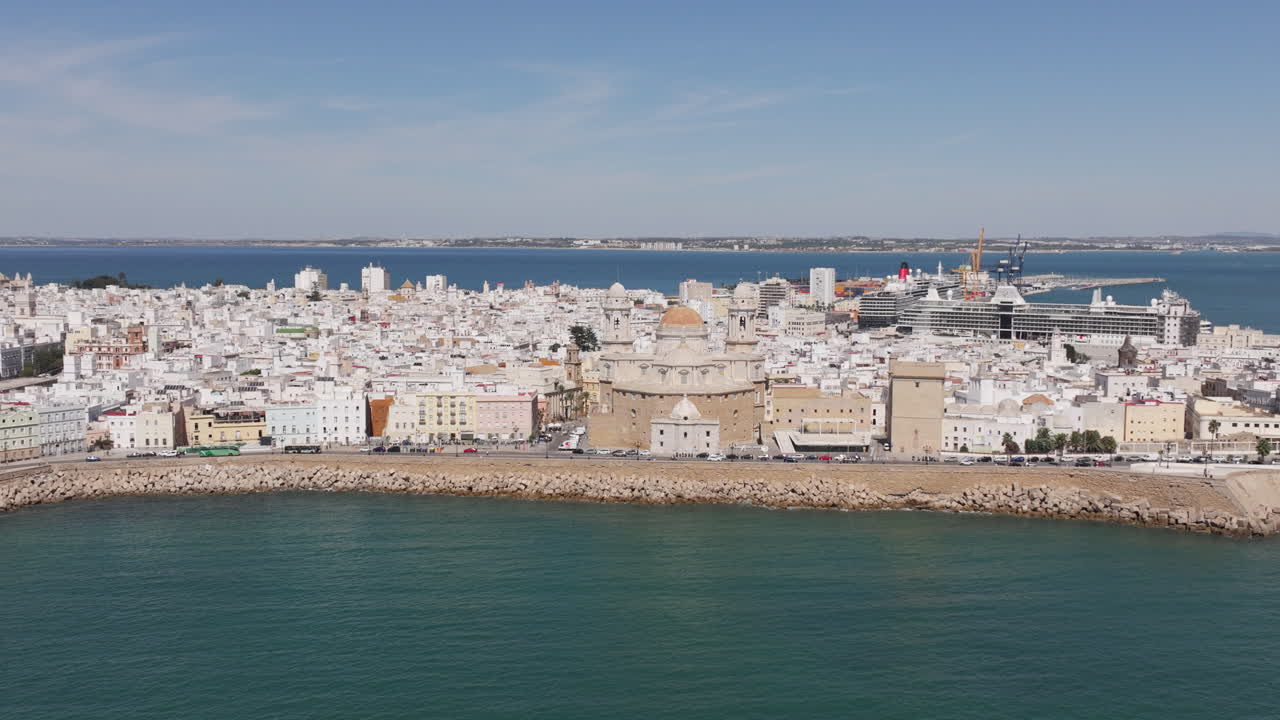 Vista aerea del profilo di Cadice, in Spagna, Andalusia, Europa, ripresa da drone in una giornata di sole, con la Cattedrale di Cadice e il lungomare in primo piano