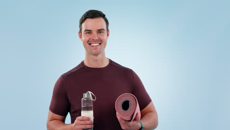 hombre, gimnasio y fitness, agua y alfombra para el yoga