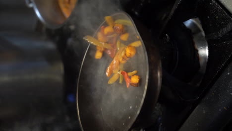 cocinar verduras en una sartén humeante