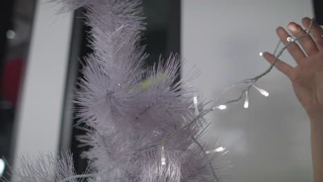un lindo muñeco de nieve con decoración navideña se coloca para la temporada navideña