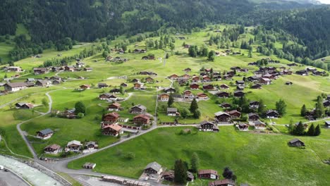 Bezauberndes-Grindelwald,-Schweiz:-Beeindruckende-4K-Drohnenaufnahmen-Majestätischer-Schweizer-Alpen-Und-Traditioneller-Architektur