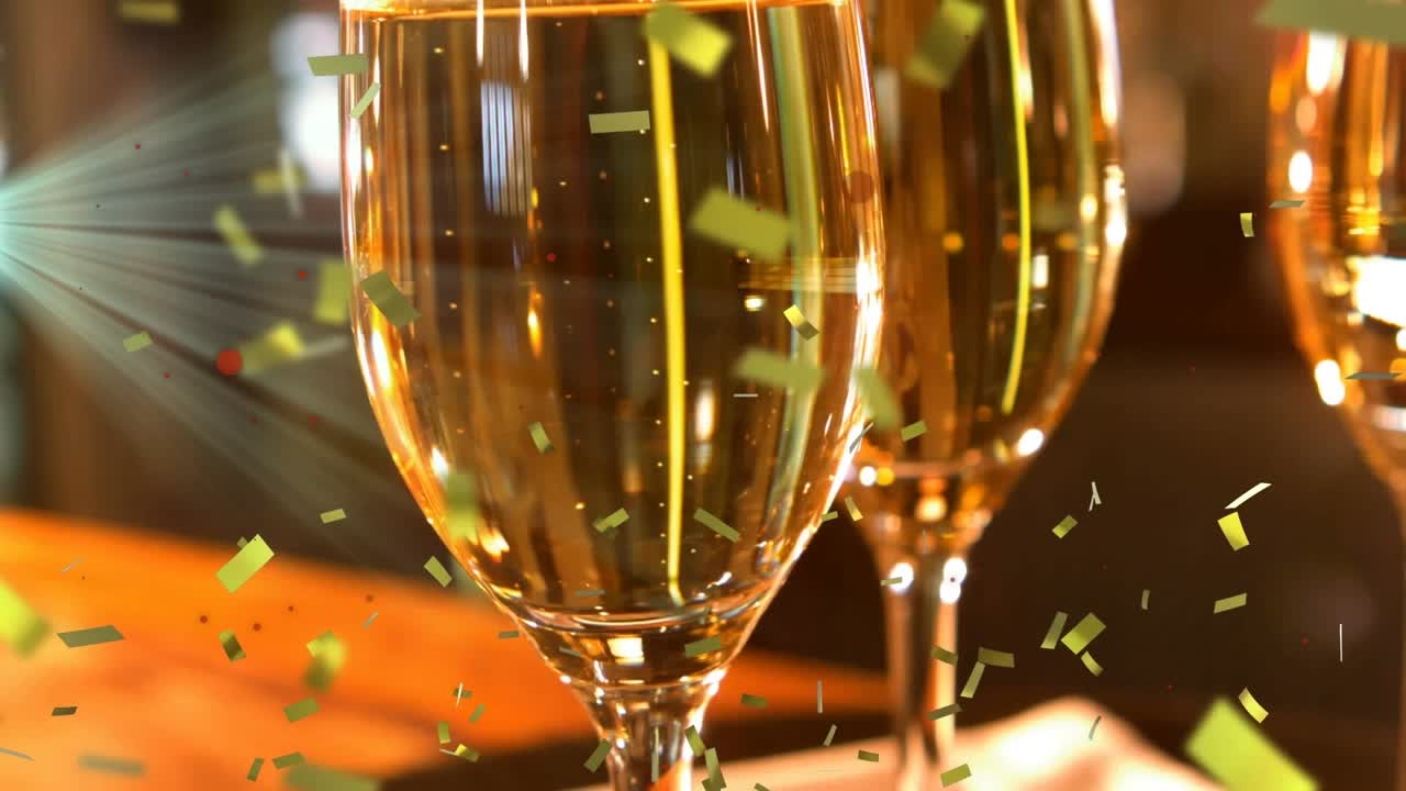 Animazione di scie luminose e coriandoli su calici di champagne.