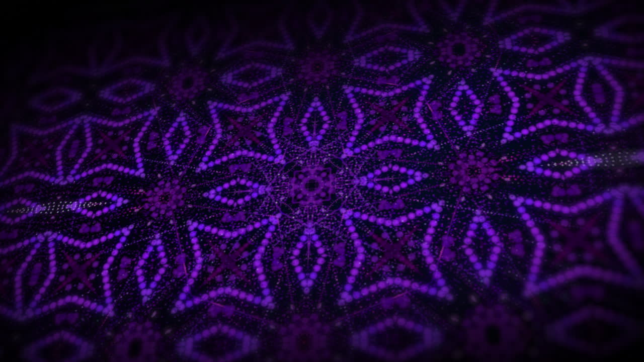 Motivo caleidoscopico al neon viola brillante. Bordi sfocati. Mosaico floreale da club. Animazione festiva in loop. Cambiamento frattale di forme geometriche.