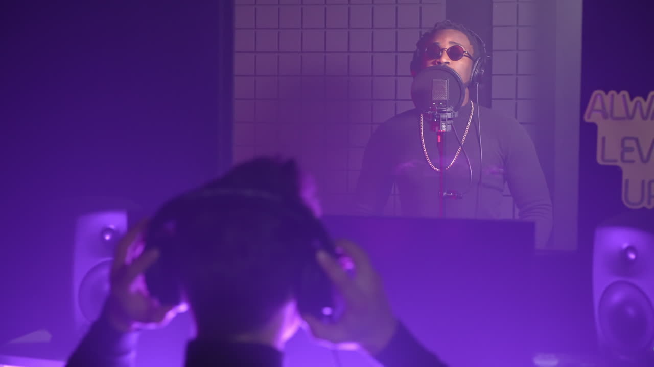 músico grabando en un estudio