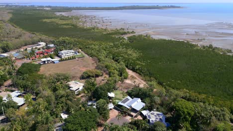 Casas-Cerca-De-La-Playa-Durante-La-Marea-Baja-En-Un-Suburbio-Costero-1