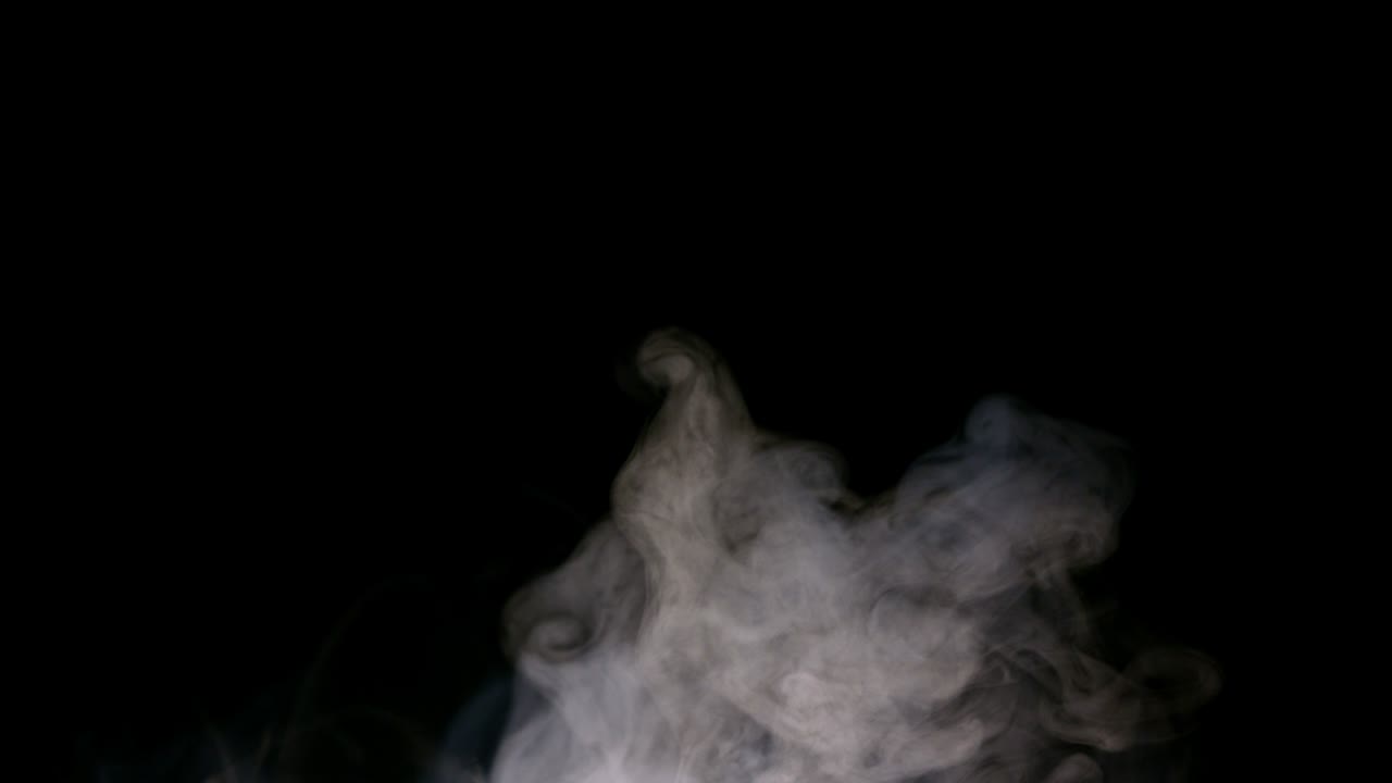 검은 바탕에 은 연기와 안개가 어져 있습니다.