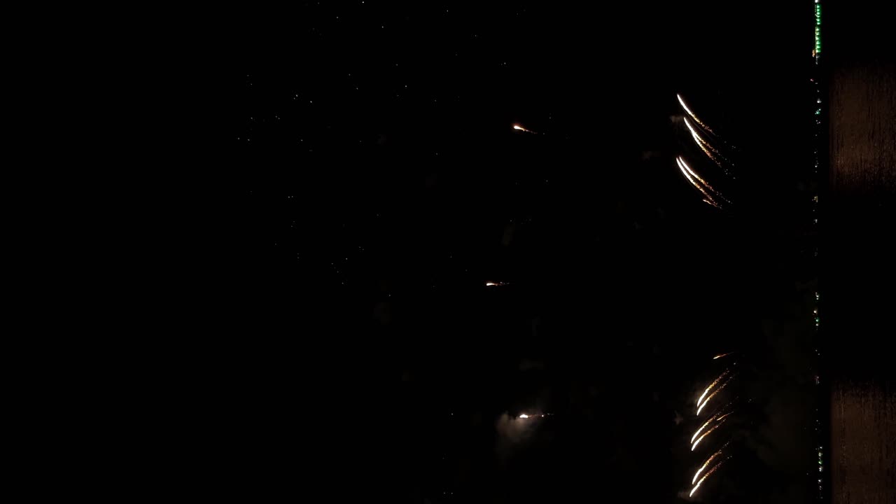 빛나는 물과 빛나는 하늘의 수직