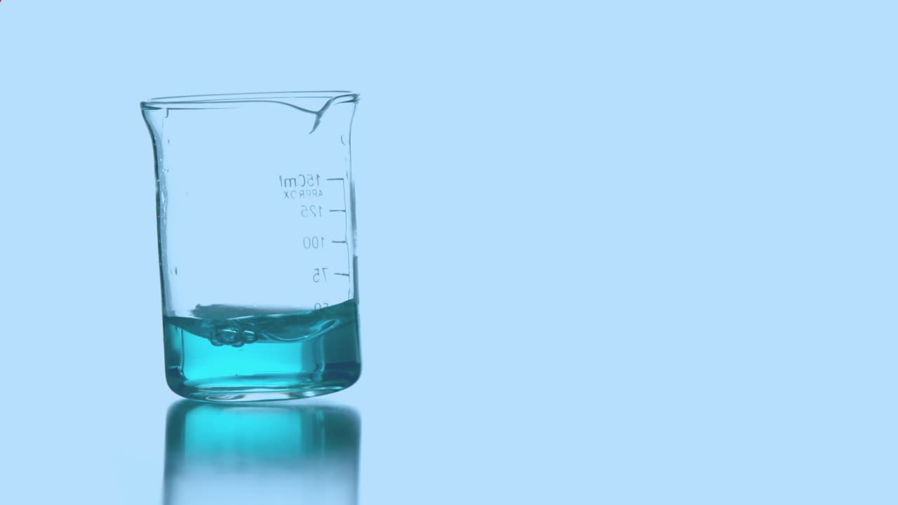 animación de formas rojas sobre vidrio giratorio con reactivo químico