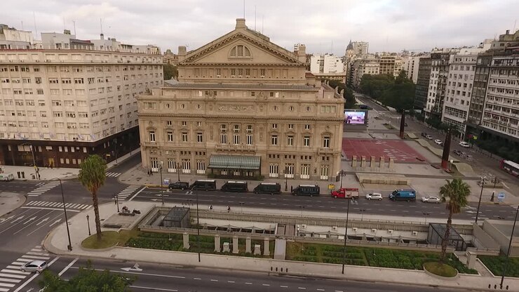 Vista aerea del Teatro Colón, Buenos Aires, Argentina, ampia ripresa circolare