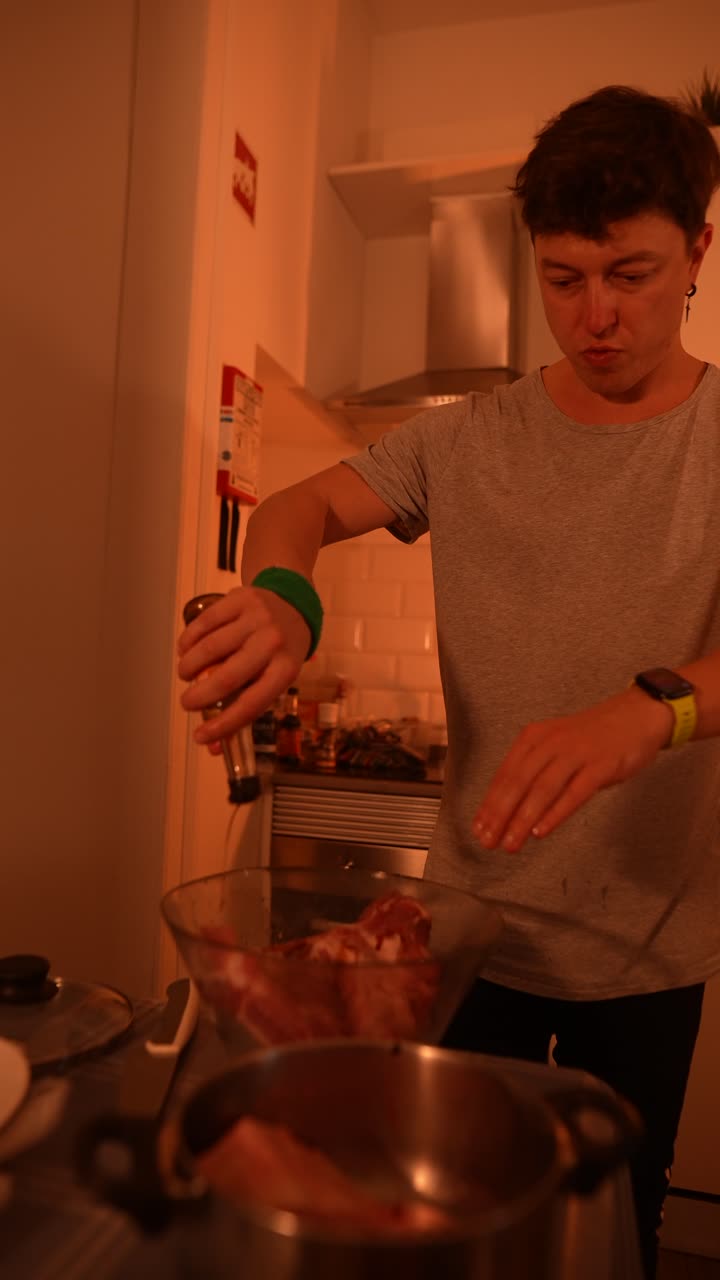 persona cocinando carne de cerdo en la cocina