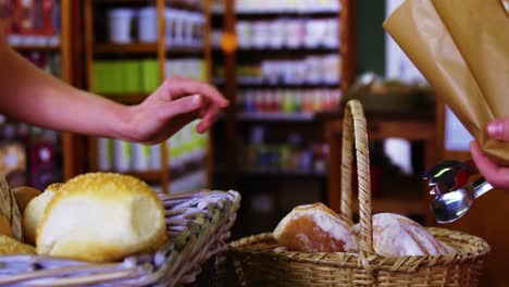 Männliches-Personal-Verpackt-Brot-In-Papiertüte