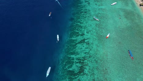 Barcos-En-La-Playa-De-Agua-Turquesa-De-La-Isla-De-Gili-T-En-Indonesia