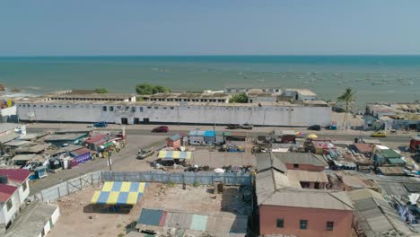 Fuerte-Ussher,-Accra.-Vista-Frontal-Aérea-En-60-Fps