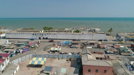 fuerte de ussher, accra. vista aérea delantera en 60 cuadros por segundo