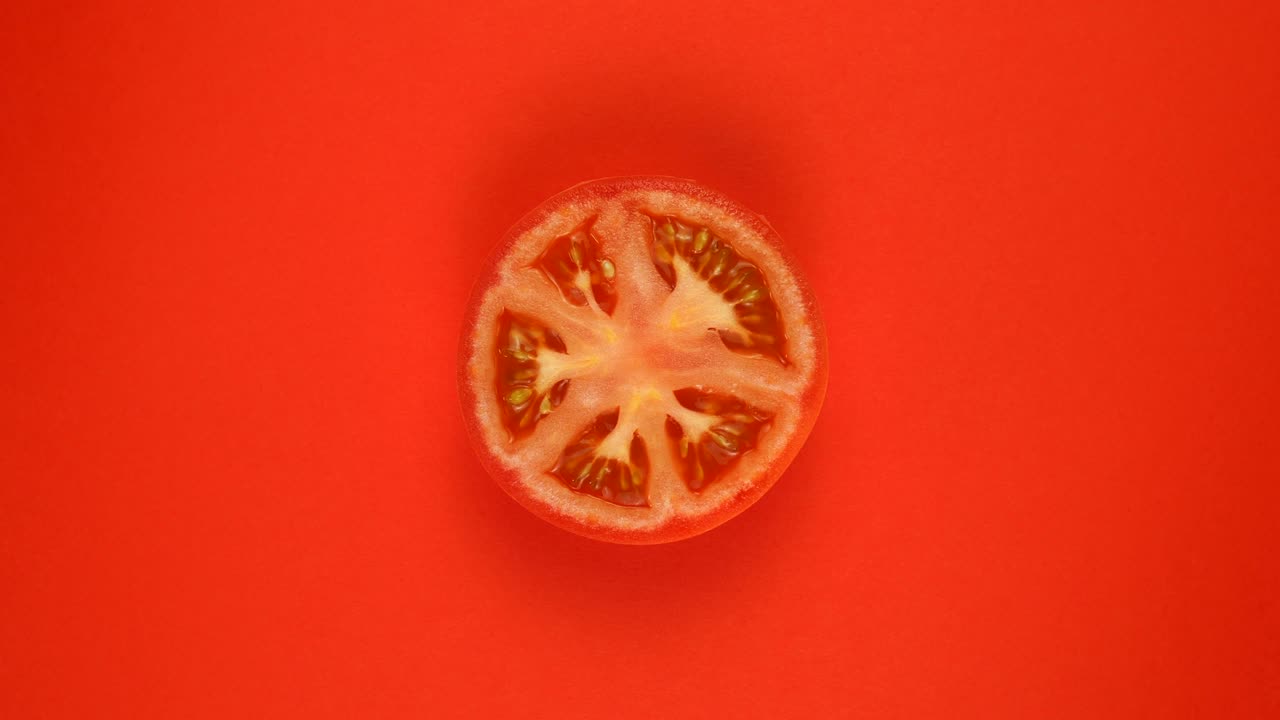 위쪽: 토마토 의 절반 이 은 표면 에 회전 - 느린 동영상