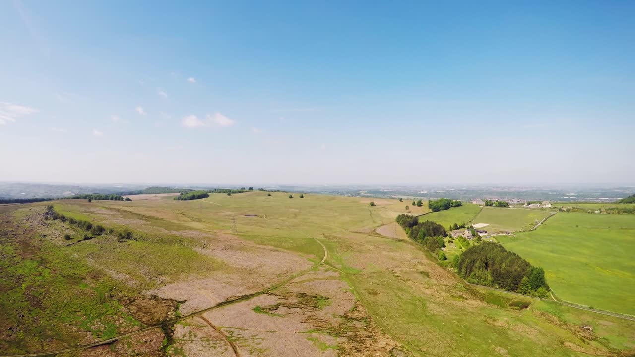 toma aérea panorámica de las extensas tierras de cultivo de yorkshire en verano