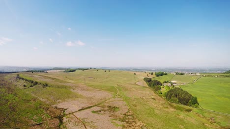 Toma-Aérea-Panorámica-De-Las-Extensas-Tierras-De-Cultivo-De-Yorkshire-En-Verano