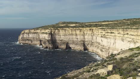 Olas-Del-Mar-Mediterráneo-Rompiendo-En-Escarpados-Acantilados-De-Piedra-Caliza-En-La-Isla-De-Gozo