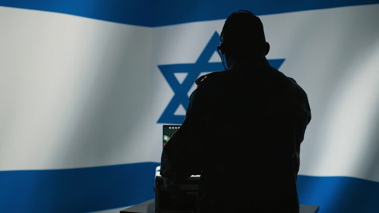 Dispatcher delle forze di difesa israeliane che guarda la trasmissione di sorveglianza