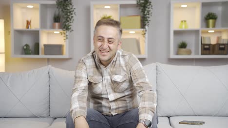 hombre positivo, feliz y sonriente.