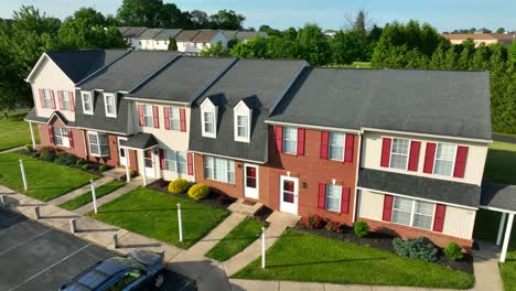 las coloridas casas amish revelan una comunidad unida que vive en armonía