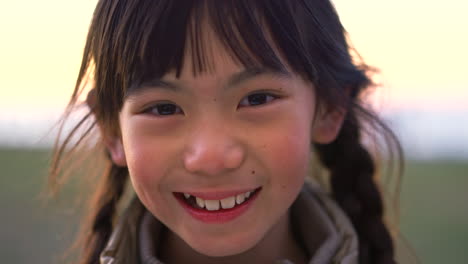 Asiatisches-Mädchen,-Gesicht-Und-Park-Mit-Lächeln