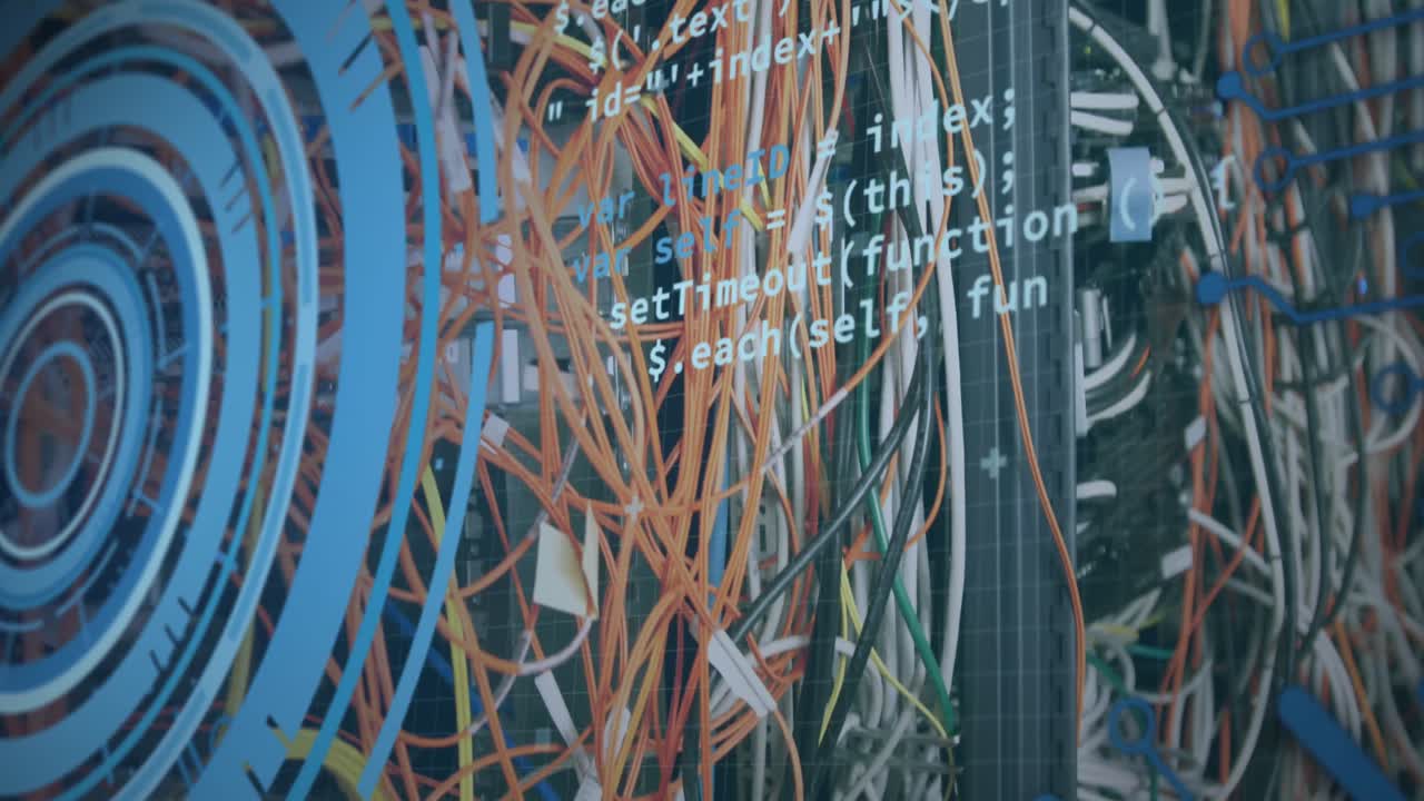 animación de la interfaz con procesamiento de datos y escáner redondo sobre un servidor de computadora en primer plano