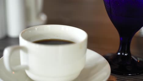 café de montaña azul en una pequeña cafetería