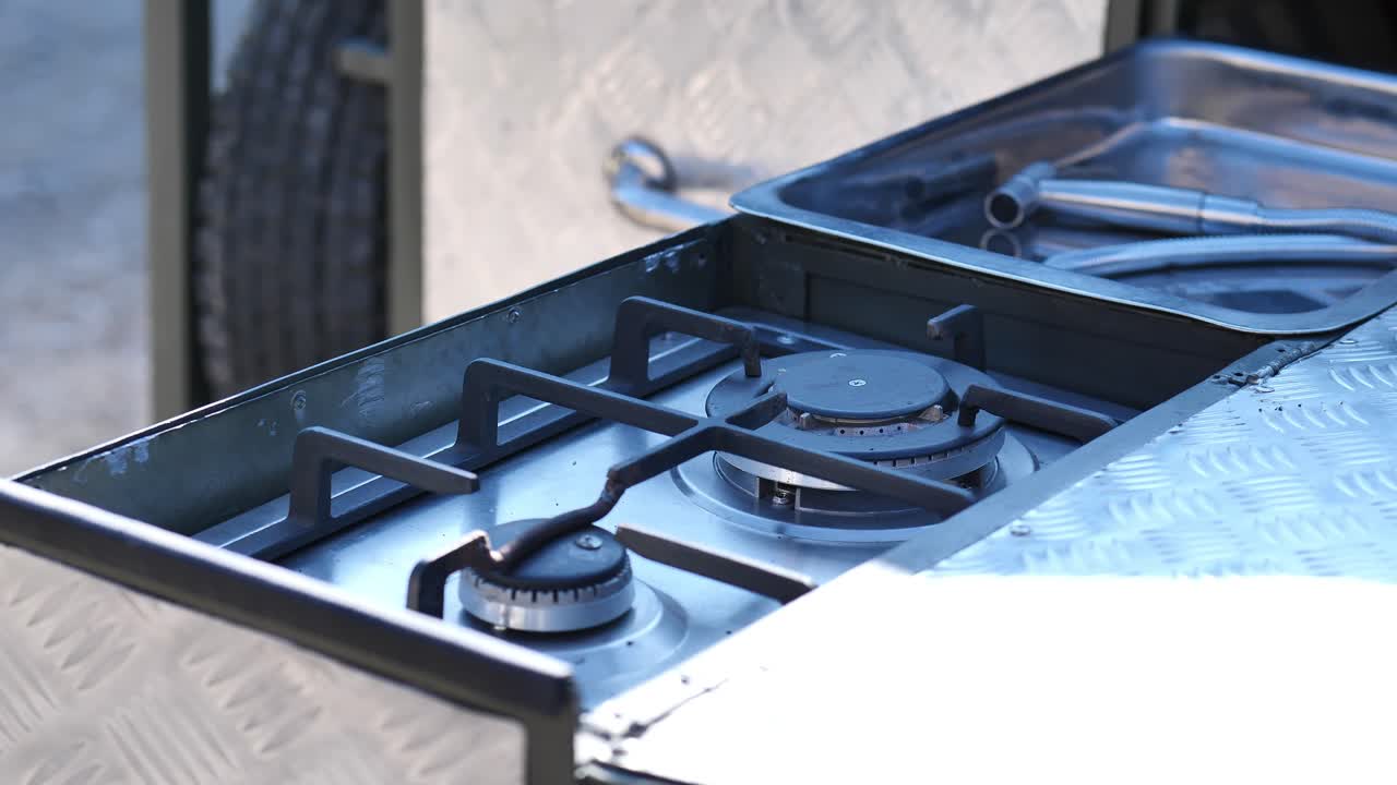 캠퍼 밴 야외 모습의 빈 난로