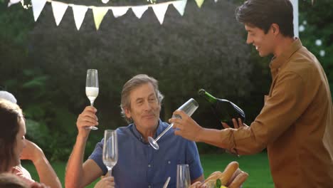 familia comiendo afuera juntos en verano